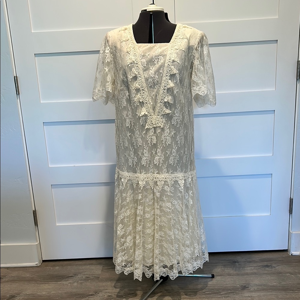 Vintage Cream Tiered Lace Midi Dress with Flutter Sleeves and Square Neck